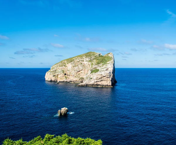 Güneşli bir yaz Sardunya kıyılarında Foradada ada manzara