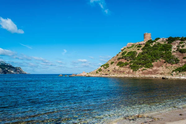 Sardunyalı sahil ve plaj Porticciolo - Alghero - yaz bulutlu sabah görünümü