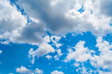 Bulutlar ve mavi gökyüzü güneşli bir bahar