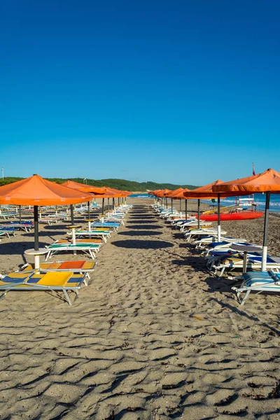 Reihen Orangefarbener Sonnenschirme Verlassenen Strand Morgen — Stockfoto