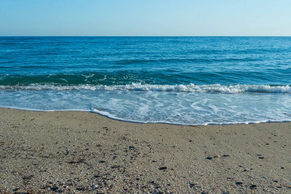 沙漠海滩上的沙滩上的波浪 — 图库照片