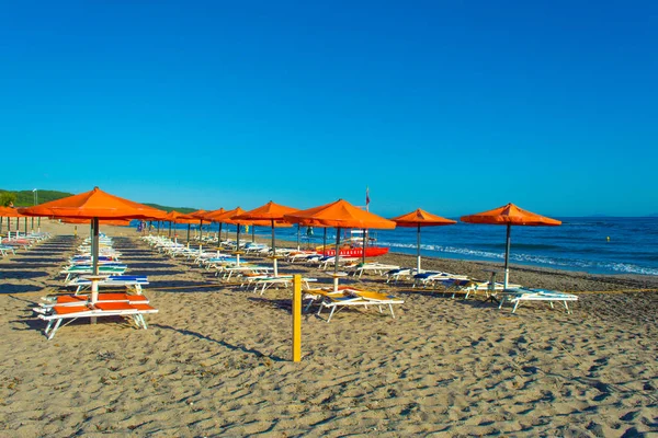 Rzędy Pomarańczowy Parasole Bezludnej Plaży Rano — Zdjęcie stockowe