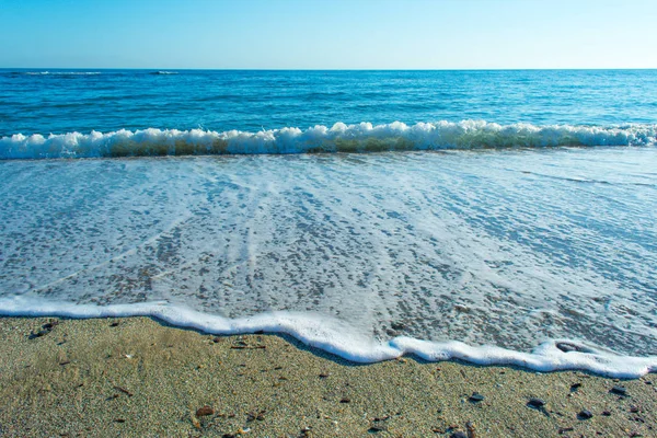 沙漠海滩上的沙滩上的波浪 — 图库照片