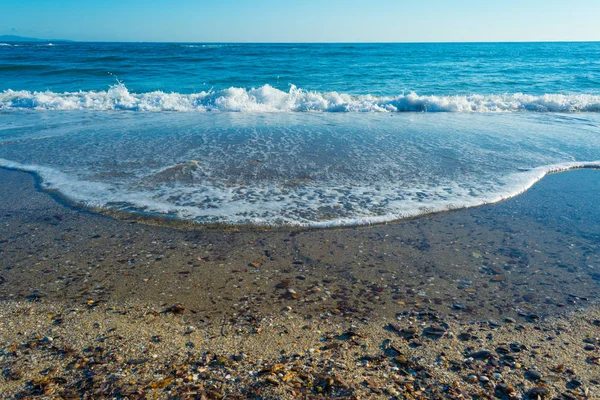 沙漠海滩上的沙滩上的波浪 — 图库照片