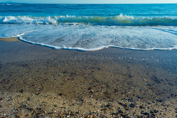 沙漠海滩上的沙滩上的波浪 — 图库照片