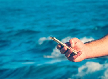 Erkek el Smartphone denize sıfır plaj kullanma