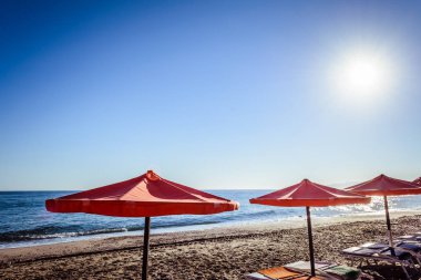 Satır gecenin ıssız sahilde turuncu şemsiye