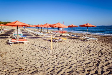 Satır gecenin ıssız sahilde turuncu şemsiye