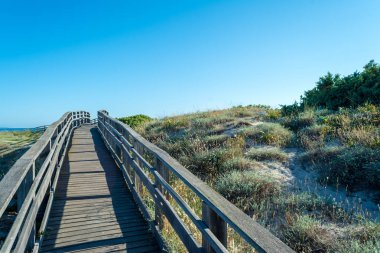 Sahilde ahşap podyum ına yazın güneşli günü