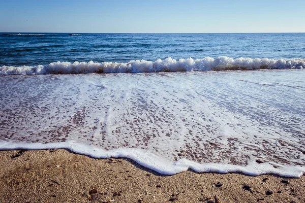 沙漠海滩上的沙滩上的波浪 — 图库照片