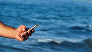 Erkek el Smartphone denize sıfır plaj kullanma