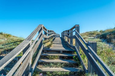 Sahilde ahşap podyum ına yazın güneşli günü