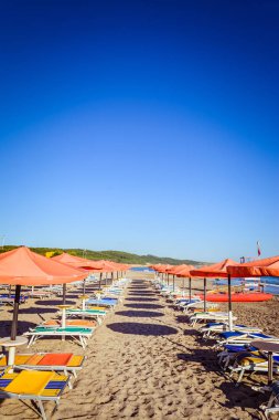 Satır gecenin ıssız sahilde turuncu şemsiye