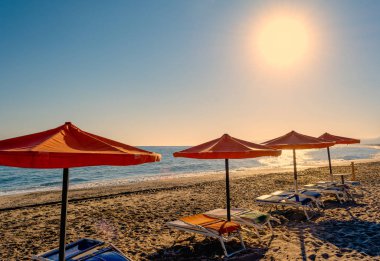 Satır gecenin ıssız sahilde turuncu şemsiye