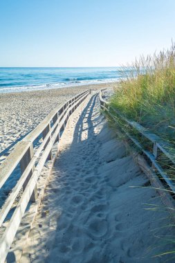 Sahilde ahşap podyum ına yazın güneşli günü