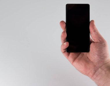 Beyaz arka planda siyah ekran smartphone ile erkek el closeup