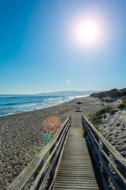 Sahilde ahşap podyum ına yazın güneşli günü