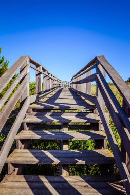 Sahilde ahşap podyum ına yazın güneşli günü