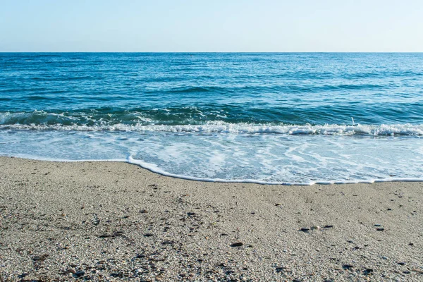 沙漠海滩上的沙滩上的波浪 — 图库照片