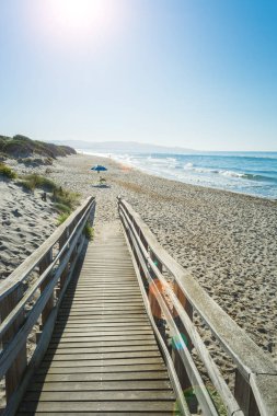 Sahilde ahşap podyum ına yazın güneşli günü