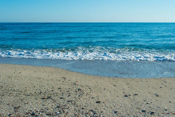 沙漠海滩上的沙滩上的波浪 — 图库照片