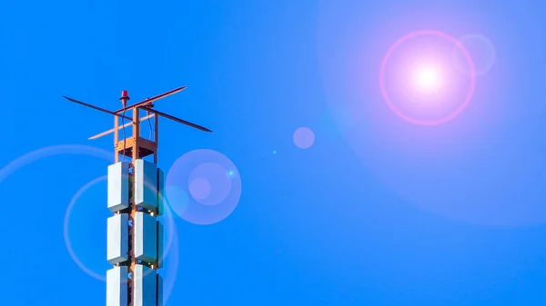 Elszigetelt Comunication Antenna Egy Kék Objektív Flare — Stock Fotó
