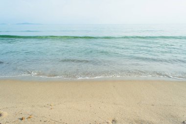 kristal berraklığında su sahilde yaz sabahı