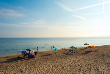 sabah sahilde turistler