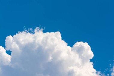 beyaz bulut ve mavi gökyüzü güneşli günde kopya alanı ile