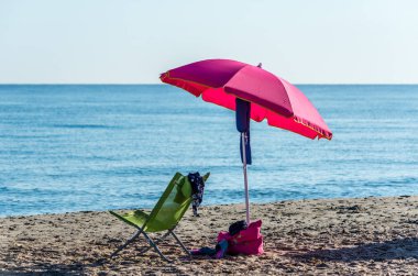 bir yaz sabahı Sahilde plaj şemsiyesi