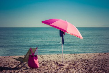 bir yaz sabahı Sahilde plaj şemsiyesi
