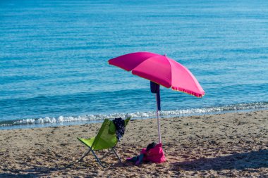 bir yaz sabahı Sahilde plaj şemsiyesi