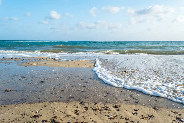 Acqua Mare Sulla Spiaggia Sotto Cielo Nuvoloso Estate — Foto Stock