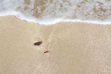 plaja yakın bir çakıl kum üzerinde su köpük