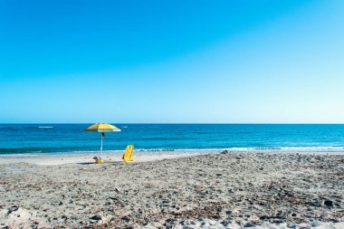 sarı plaj şemsiyesi yaz turkuaz deniz kenarında