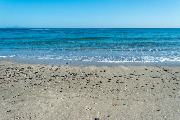 夏日阳光明媚的海滩上海水泡沫 — 图库照片