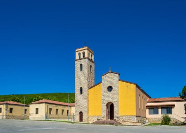 Kare ve küçük kilise içinde Sardunyalı Köyü, Santa Maria La Palma, Alghero şehir ve Capo Caccia Körfezi yakınlarında