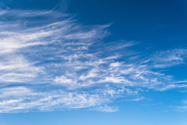 Cennet yaz güzel ve yumuşak bulutların üstünde mavi gökyüzü güneşli gün