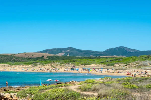 Manzara, kalabalık Sardunyalı beach, Porto Ferro yaz aylarında