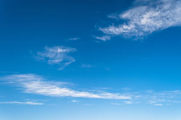 青い空に雲が美しく 穏やかな夏の晴れた日の Cloudscape — ストック写真