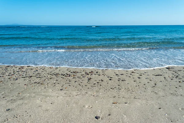 夏日阳光明媚的海滩上海水泡沫 — 图库照片