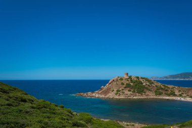 Sardunya Plajı, Porticciolo, deniz kenarı, yaz aylarında eski kule ile peyzaj