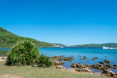 Tramariglio küçük Körfez yazın güneşli bir günde görünümünü