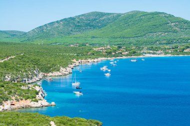 Sardunya kıyılarında demirli deniz araçları ile peyzaj