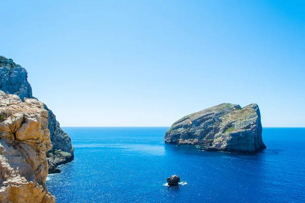 Paisaje Costa Sarda Cerca Isla Foradada Día Soleado Del Verano — Foto de Stock