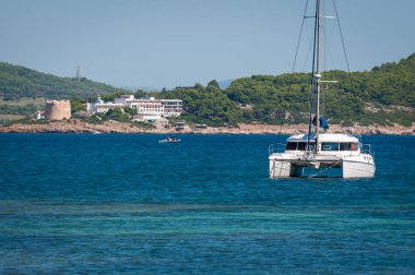 Yaz aylarında Tramariglio Sardunyalı koyda demirlemiş Katamaran
