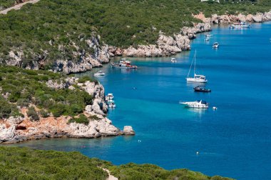 Sardunya kıyılarında demirli deniz araçları ile peyzaj