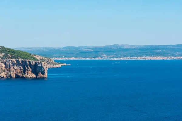 Пейзаж Сардинского Побережья Городом Альгеро Заднем Плане — стоковое фото