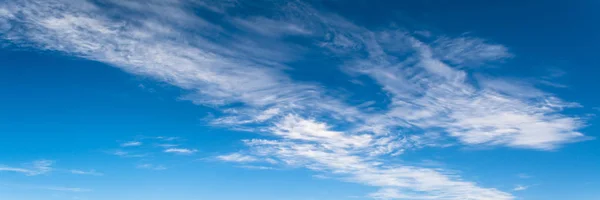 Cennet Yaz Güzel Yumuşak Bulutların Üstünde Mavi Gökyüzü Güneşli Gün — Stok fotoğraf