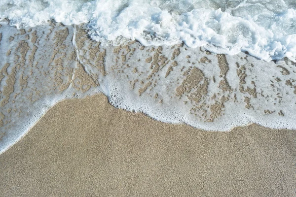 Yazın Güneşli Bir Günde Kum Plaj Dalgalar Closeup — Stok fotoğraf